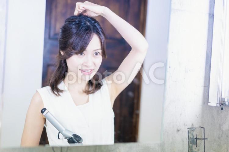 ヘアスタイルのセットをする若い女性 ハーフアップ,流行,美容の写真素材