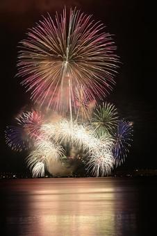 湖上の花火 湖上の花火 スターマイン,猪鼻湖,煙火の写真素材