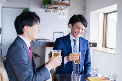 お酒を飲みながら話すビジネスパーソン コピースペース,仲間,飲み物の写真素材