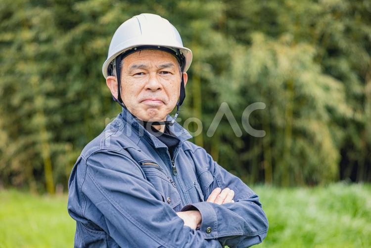 緑地公園の現場にいる中年作業員 男性,日本人,人物の写真素材
