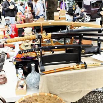 骨董市 骨董品,神社,日本刀の写真素材