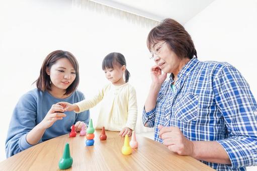 子供と遊ぶ幸せな家族イメージ 一人っ子,3世代,感謝の写真素材