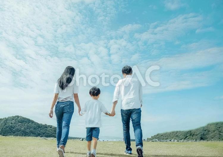 家族の後ろ姿 家族,ファミリー,後ろ姿の写真素材