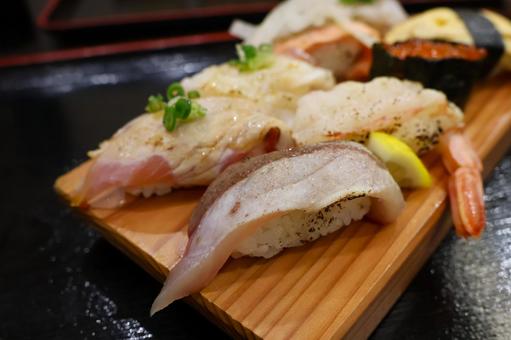 回転寿司店のランチのあぶり寿司盛り合わせ 回転寿司店のランチのあぶり寿司盛り合わせ あぶり寿司,盛り合わせ,魚介類の写真素材