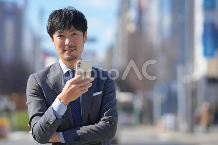 街中のグレースーツのビジネスマン 人物,ビジネス,男性の写真素材