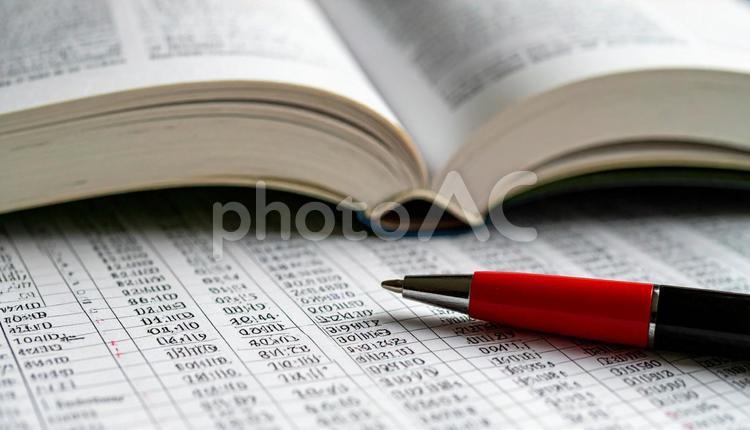 研究イメージ　英語の論文背景に本、赤ペン 研究,勉強,サーチの写真素材