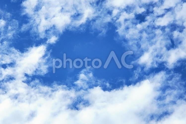 晴れた日の青空と雲のフレーム背景 背景,青空,フレームの写真素材