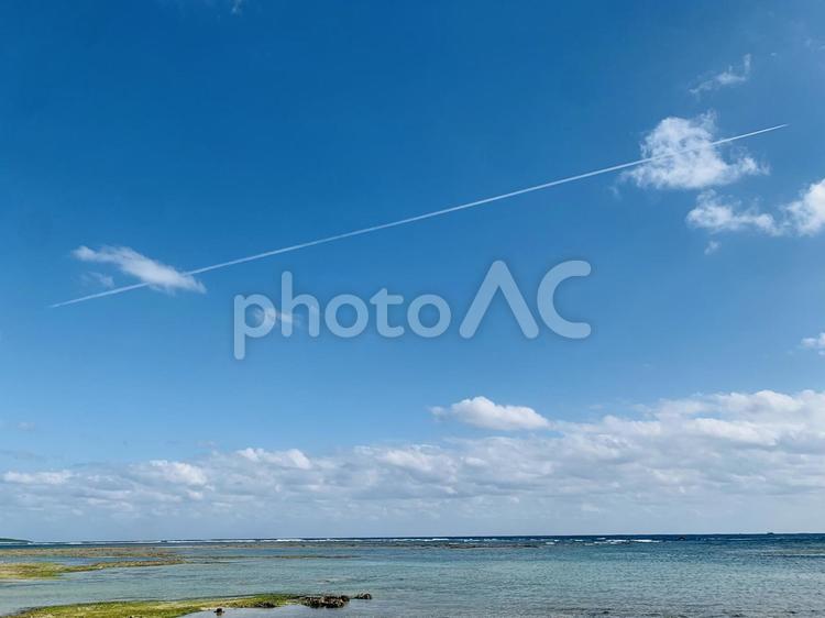 飛行機雲と空と海 空,おきなわ,オキナワの写真素材