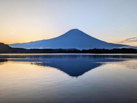 田貫湖の夜明け 田貫湖の夜明け 富士山,湖畔,夜明けの写真素材
