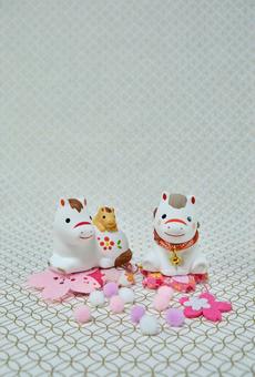 可愛い馬の置物と正月用の小物の年賀状素材 年賀状,年賀,背景素材の写真素材