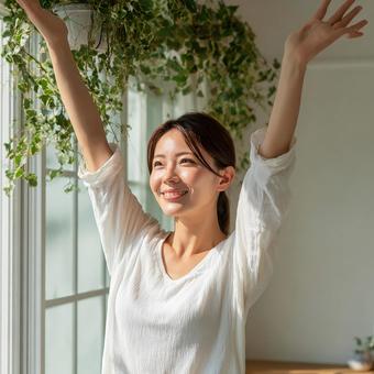 植物と女性の穏やかな朝 植物と女性の穏やかな朝の写真