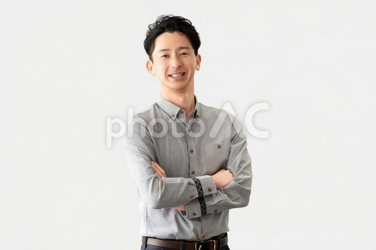 腕組みをして微笑む男性ビジネスマン 男性,腕組み,笑顔の写真素材
