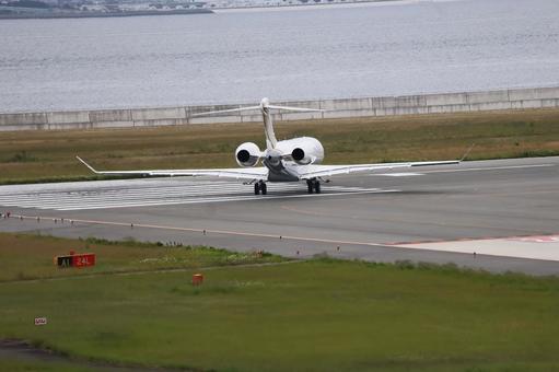 離陸前のカーブを曲がる飛行機のいる空港 離陸前のカーブを曲がる飛行機のいる空港 離陸,カーブ,曲がるの写真素材
