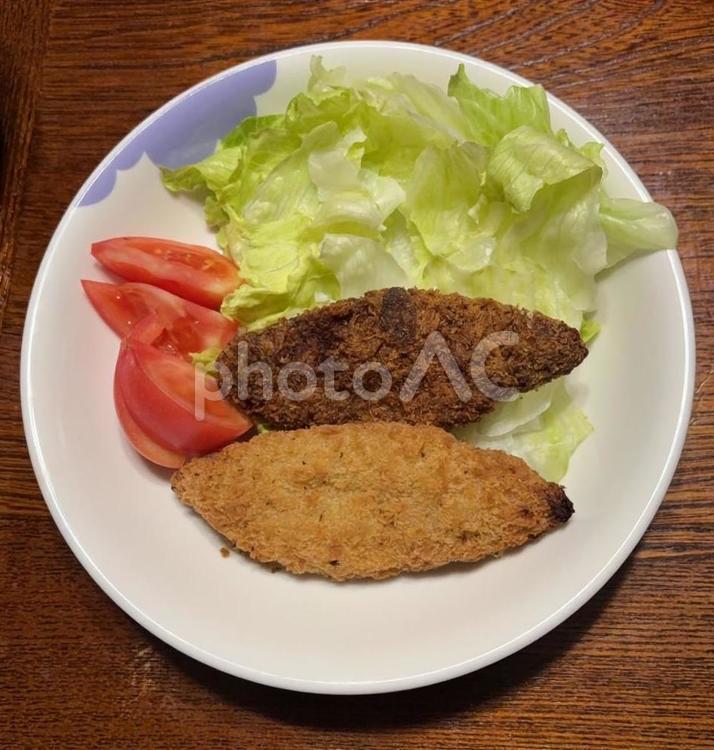 白身魚のフライとトマトとレタス 夕食,白身魚,白身魚フライの写真素材