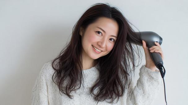 日本人女性のヘアドライシーン 日本人女性のヘアドライシーンの写真