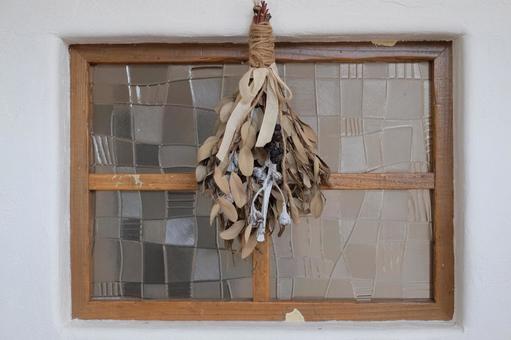 アンティークな室内窓とドライフラワー クラシック,一軒家,北欧風の写真素材