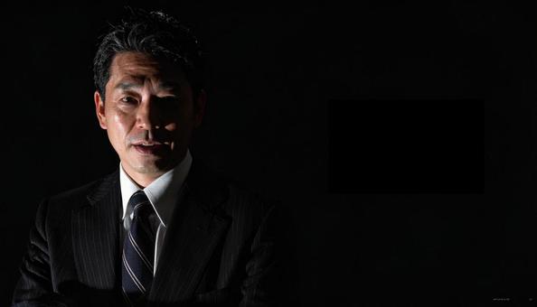 インタビューで語るビジネスマン インタビューで語るビジネスマンの写真