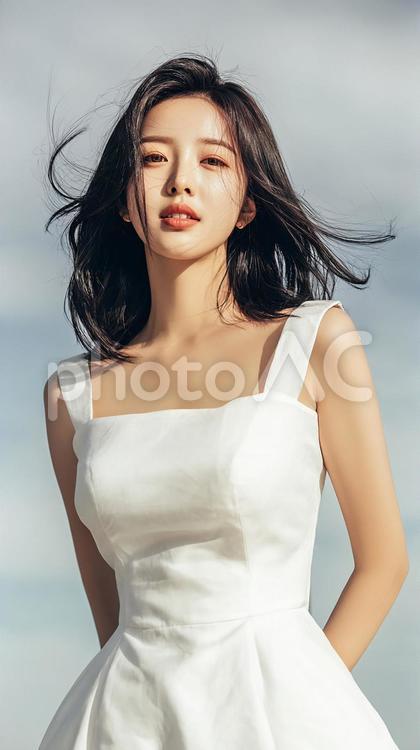 儚くも美しい：光の中に立つ20代女性 女性,20代,ドレスの写真素材