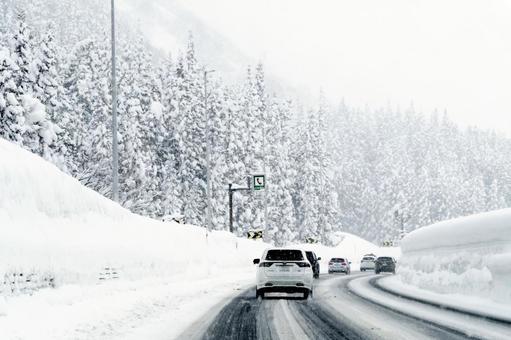 雪の高速道路の写真