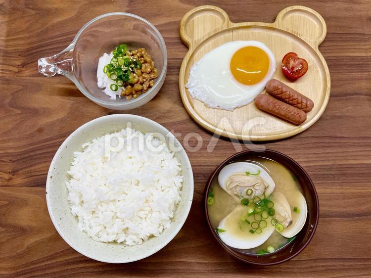 ハマグリの味噌汁の朝ご飯② 味噌汁,ハマグリの味噌汁,ウインナーの写真素材