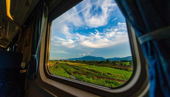 車窓に映る夏の空と稲穂 車窓に映る夏の空と稲穂の写真