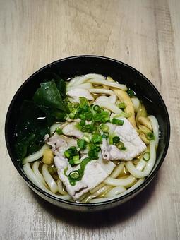 美味しい手作り肉ワカメうどん 美味しい手作り肉ワカメうどんの写真