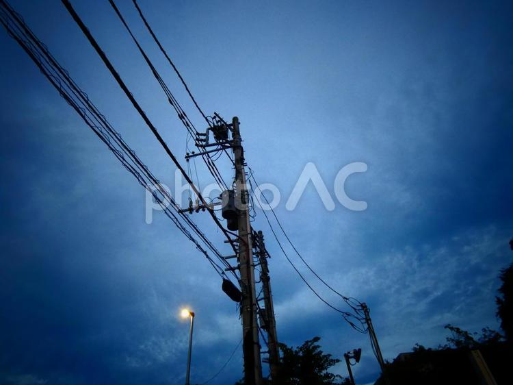 薄暮の電線、街灯 電線,空,街灯の写真素材