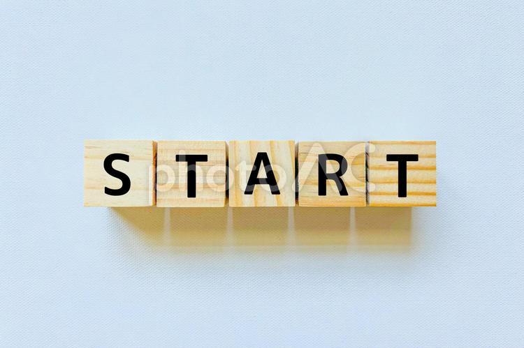 STARTの文字ブロック スタート,出発,始めるの写真素材