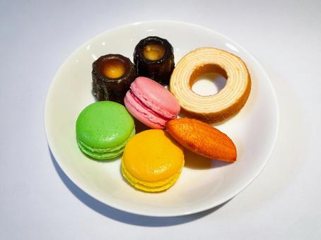 いろんな洋菓子 いろんな洋菓子 マドレーヌ,カヌレ,マカロンの写真素材