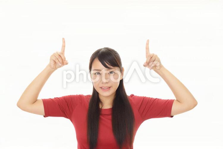 指示する笑顔の女性 女性,女,笑顔の写真素材