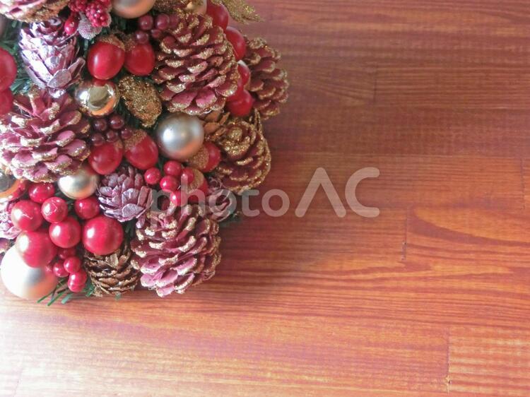 クリスマスツリーと木目テーブル 12月,クリスマス,クリスマスツリーの写真素材