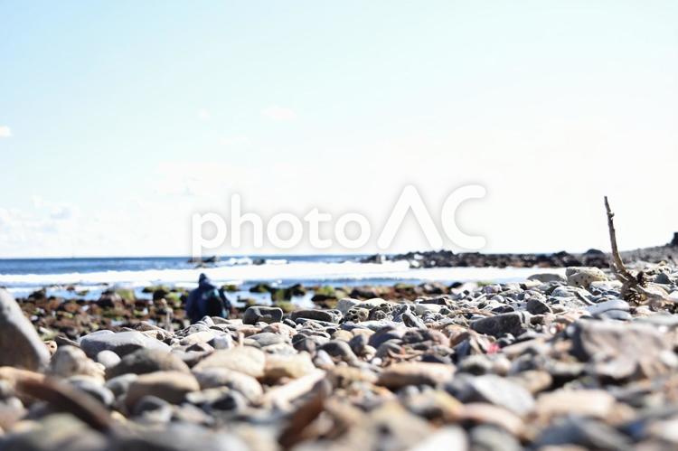 冬の海の景色 海,石,小波の写真素材