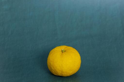 青緑背景に柚子一つ 柚子,柑橘類,果実の写真素材