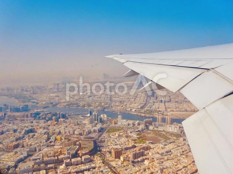 ドバイの街並みの機窓 ドバイ,機窓,青空の写真素材