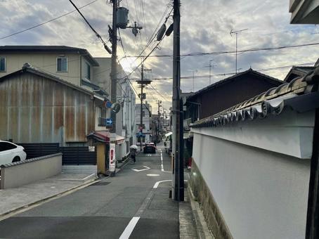 京都専称寺前の塩小路通 塩小路通,京都市,古都の写真素材