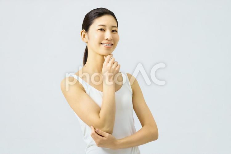 スキンケア　考える女性　お手入れ法　 ビューティー,スキンケア,フェイシャルケアの写真素材