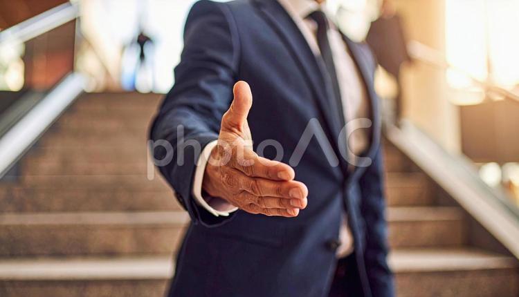 握手を求める外国人男性のビジネスマン 握手,ビジネスパーソン,ビジネスマンの写真素材