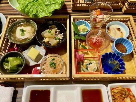 豪華な和食の前菜八寸と副菜の盛り合わせ 和食,八寸,前菜の写真素材