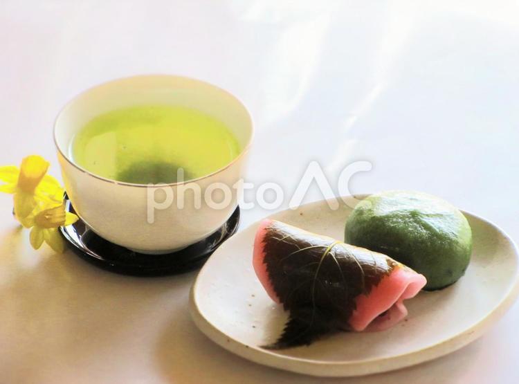 桜餅と草餅でお茶をどうぞ 桜餅,草餅,お茶の写真素材