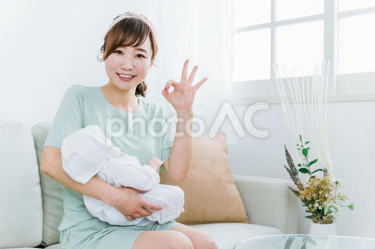 出産して赤ちゃんを抱っこする日本人女性 出産,産休,赤ちゃんの写真素材