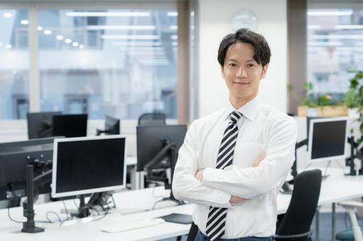 オフィスで仕事をする若いビジネスマン オフィスで仕事をする若いビジネスマン ビジネス,ビジネスマン,エンジニアの写真素材