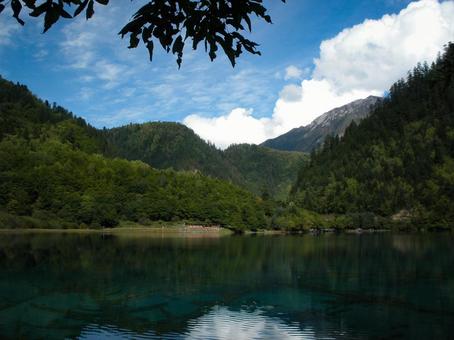 山々と湖に映る緑と青空の絶景 山々と湖に映る緑と青空の絶景 湖,山,青空の写真素材