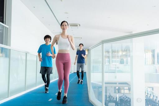 スポーツジムでトレーニングをする若い男女 スポーツジム,ジョギング,ランニングの写真素材