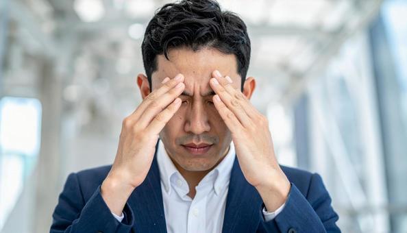 ビジネスイメージ うつむき悩む男性 ビジネスイメージ うつむき悩む男性の写真