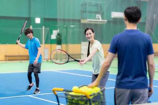 スポーツジムでテニスをする若い男女 テニス,テニススクール,スポーツジムの写真素材