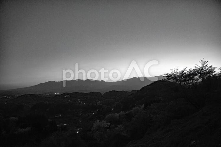 モノクロ風景５４　夕暮れ 夕暮れ,山並み,モノクロの写真素材