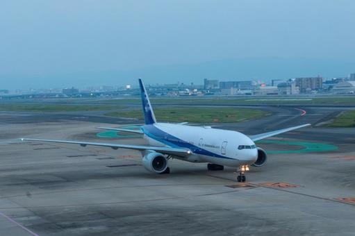 暮れなずむ空の港 暮れなずむ空の港 飛行機,航空機,旅客機の写真素材