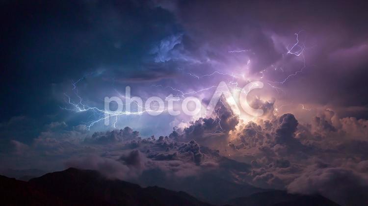 嵐の夜、光る稲妻の瞬間 雷,雷雨,夜の写真素材