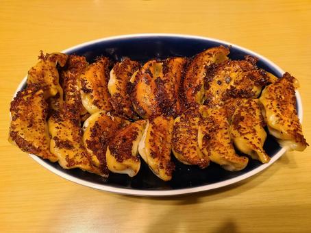 カリカリのスパイシー焼き餃子 カリカリのスパイシー焼き餃子 餃子,焼き餃子,カリカリの写真素材