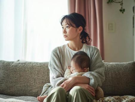 一人で悩むママ 一人で悩むママの写真